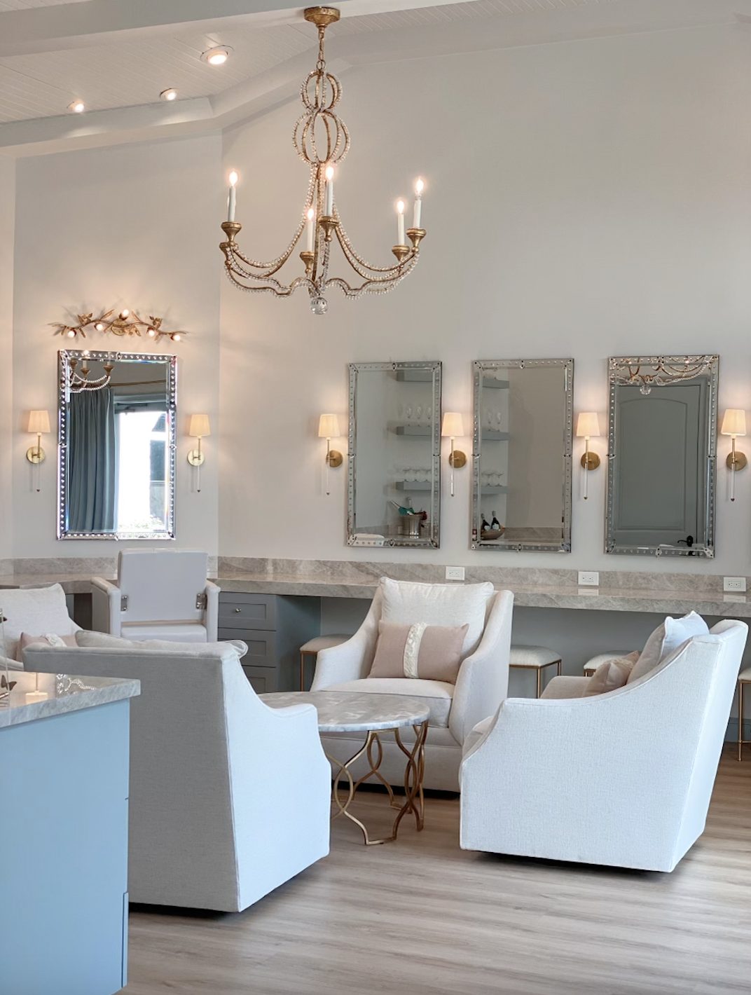 Interior Photo of a luxurious bridal suite with lounge area, mirrors and chandelier